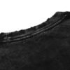 Kragendetail des dunkel gewaschenen T-Shirts